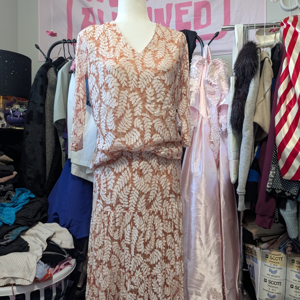 Peach and White Leaf Pattern Set